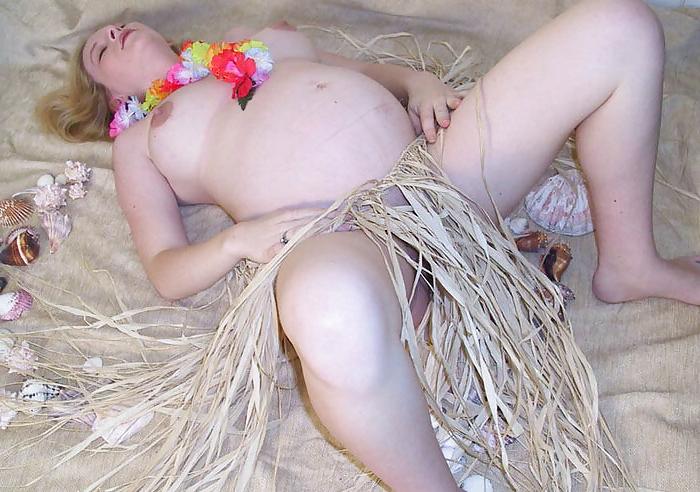 14P Pregnant blonde posing her body
