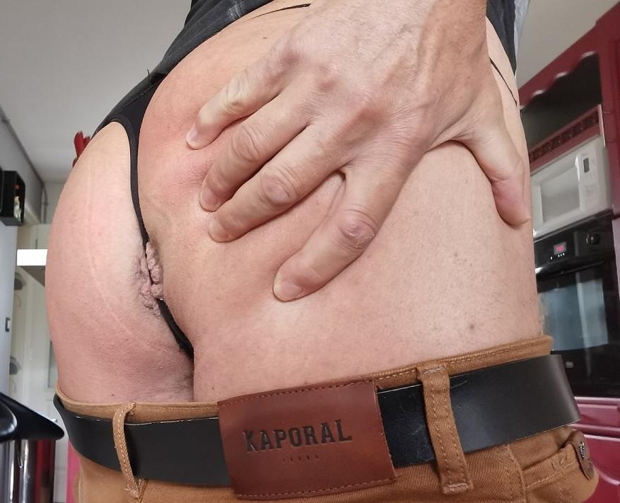 16P Showing delicious asshole