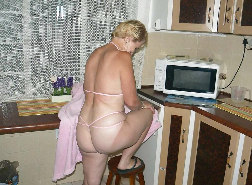 25P Granny in the kitchen preparing her gray-haired pussy