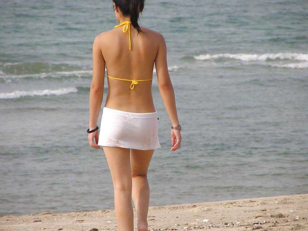 25P Korean girl nude at the beach