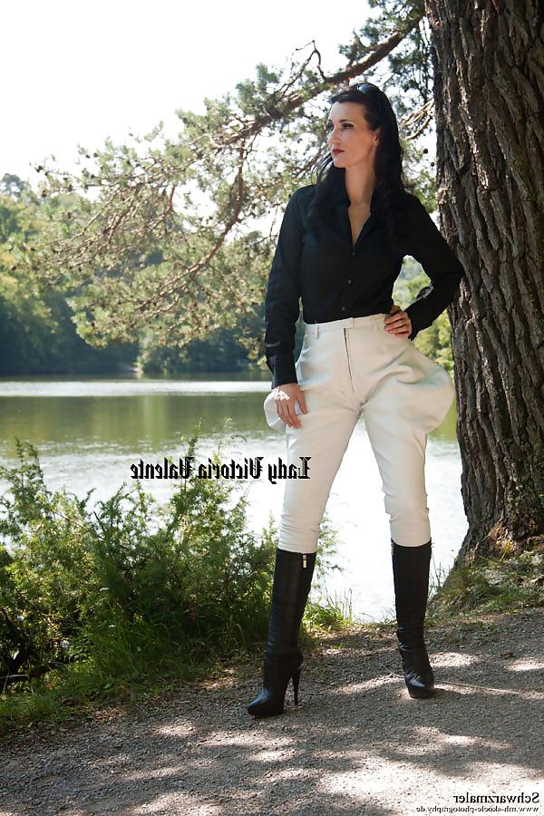 11P Lady Victoria Valente - leather trousers outdoor