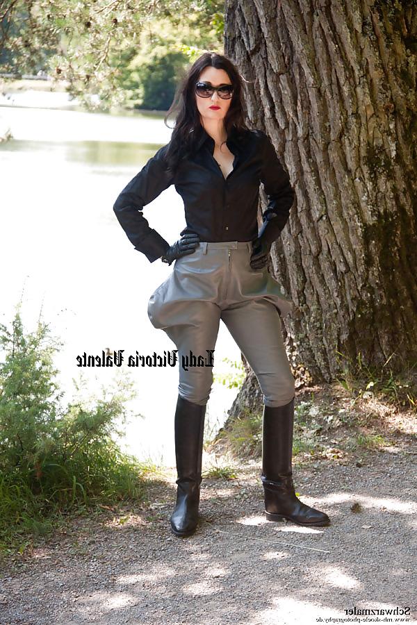 11P Lady Victoria Valente - leather trousers outdoor