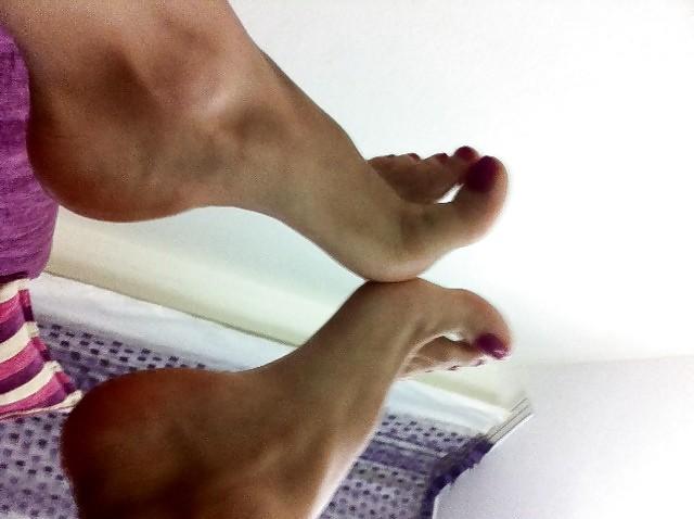 25P Turkish women has great body and foot