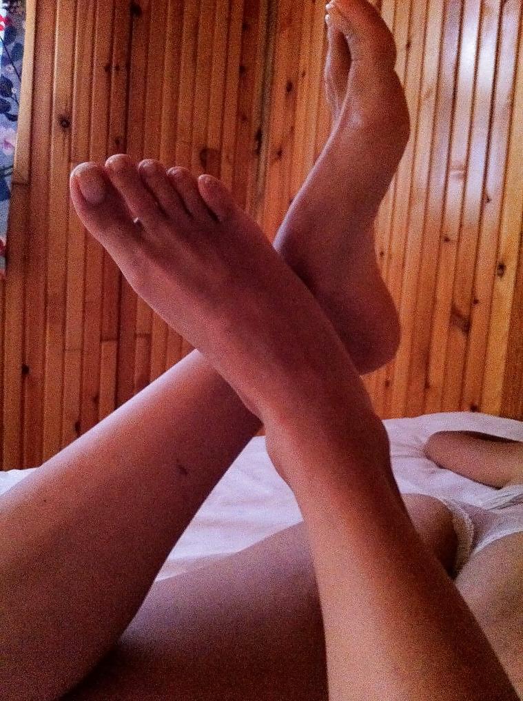 25P Turkish women has great body and foot