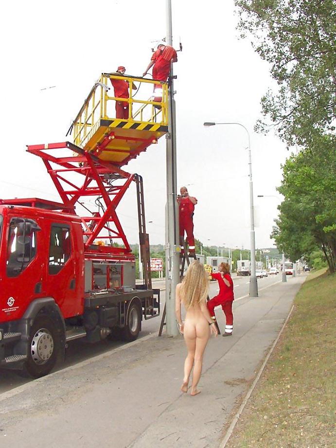 25P Walking nude on the street