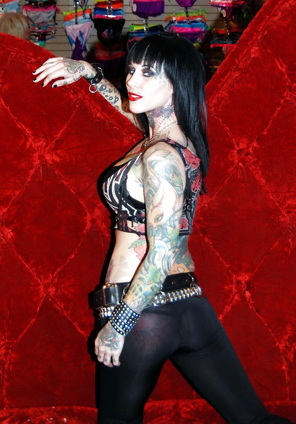 15P Michelle Bombshell McGee - Mistress Shows Tattoos - PunXXX