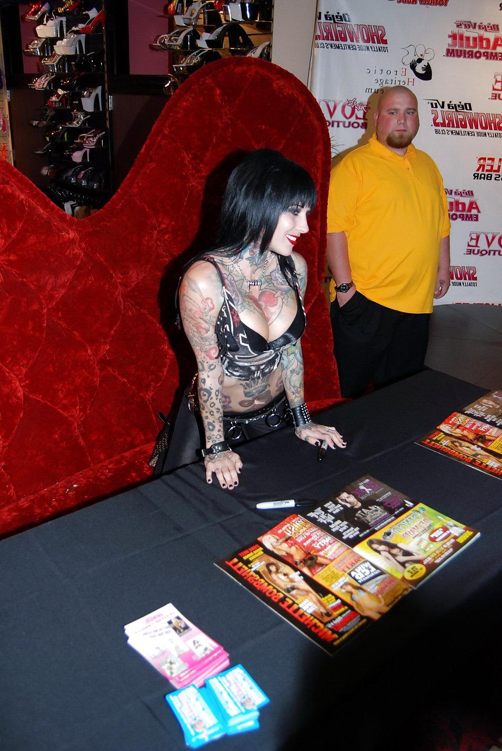 15P Michelle Bombshell McGee - Mistress Shows Tattoos - PunXXX