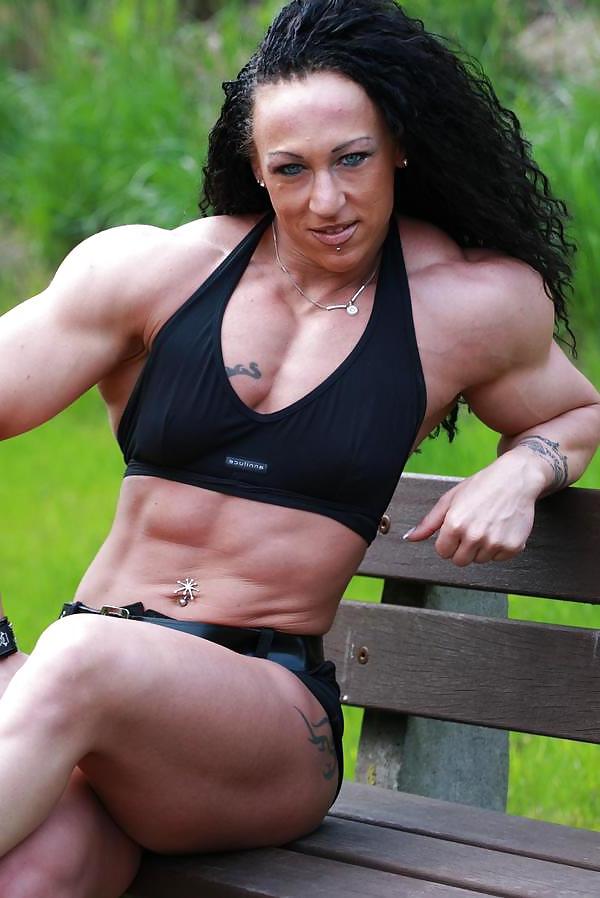 15P Hot Female Bodybuilders