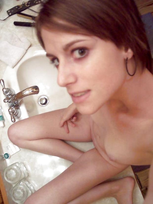 7P Cute naked teen flashing her body