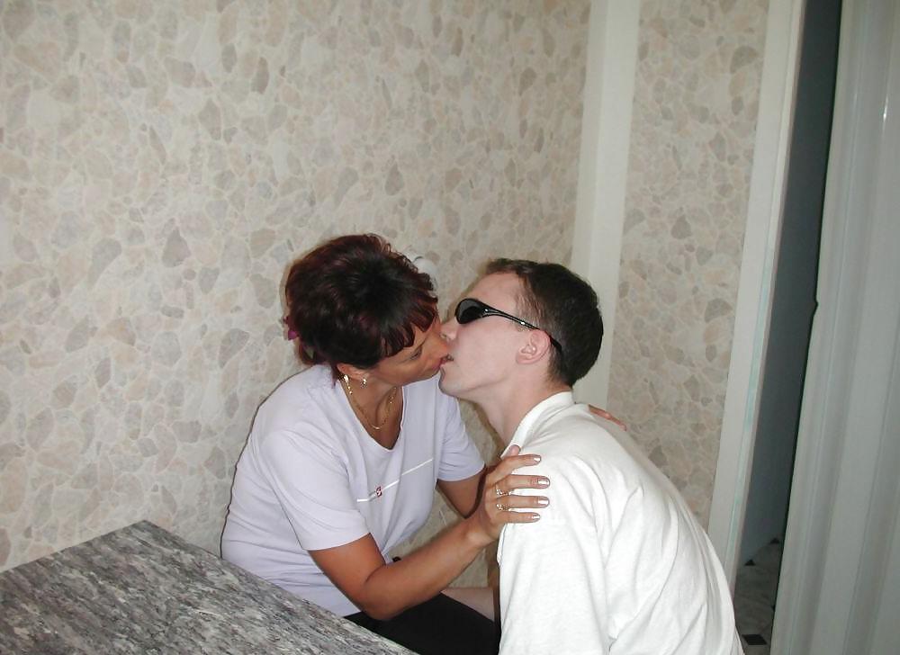 25P HOUSEWIFE & BOY KITCHEN FUCK C5M