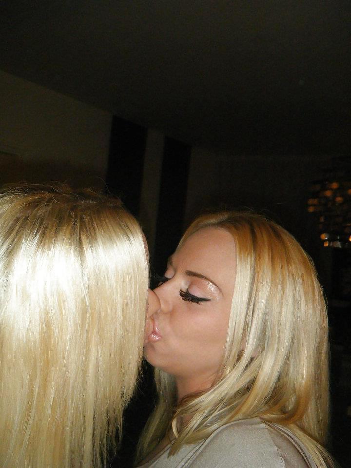 25P Gorgeous Dutch Chick Sam Facebook Pics