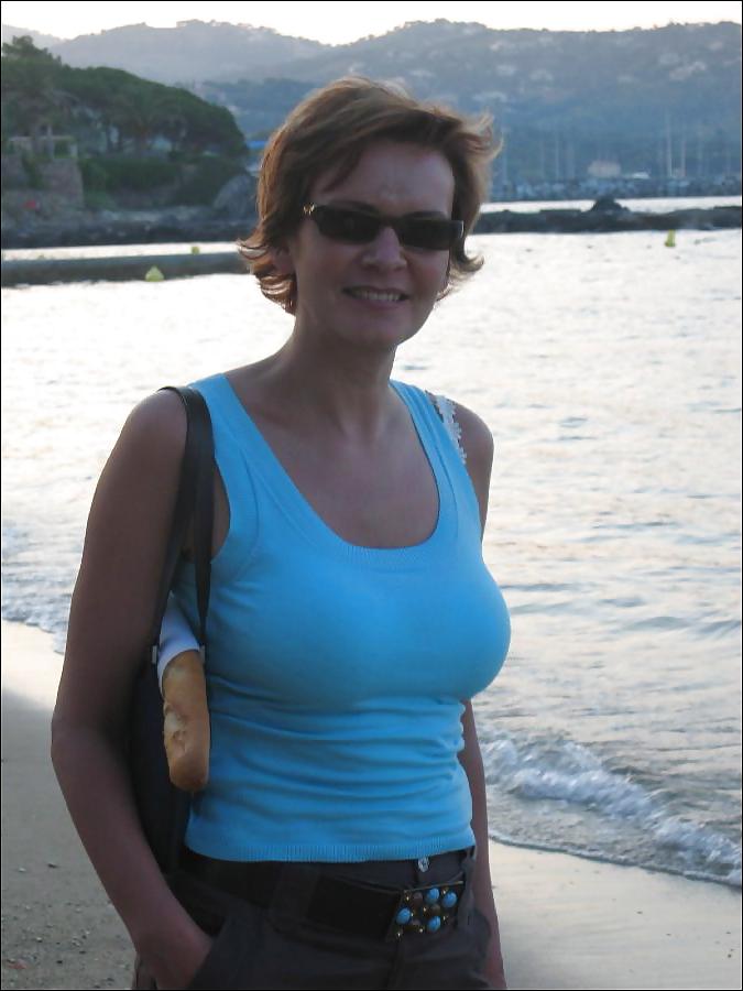 25P Mature Wife On Holiday