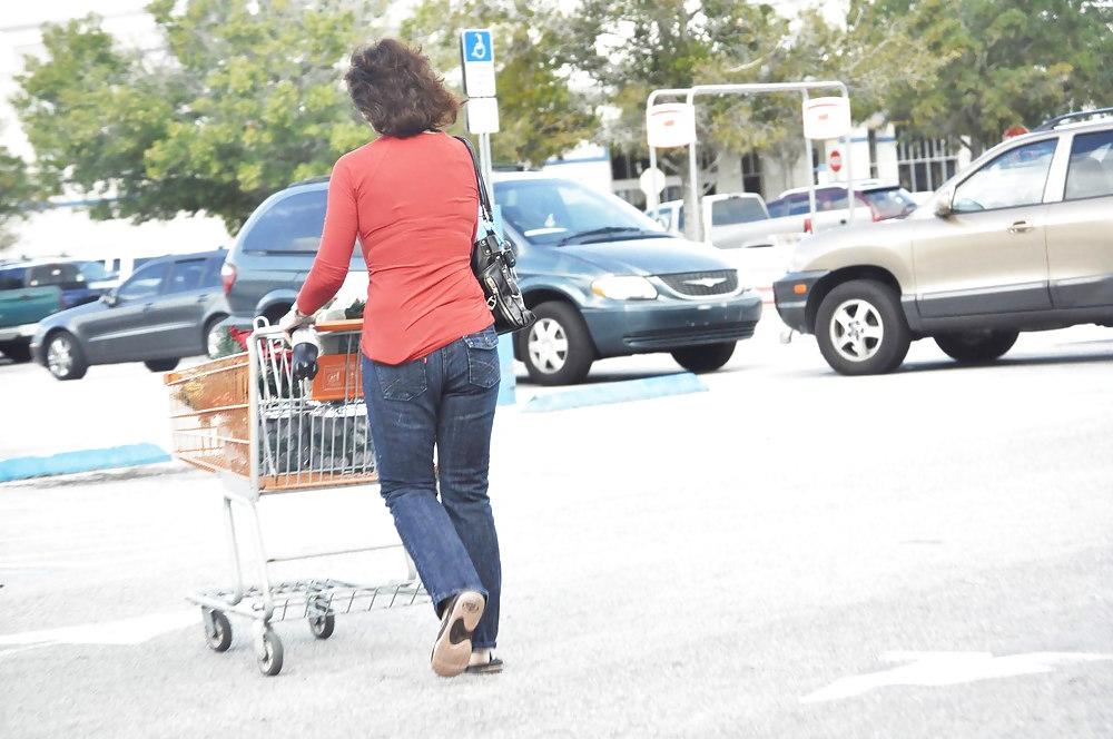 5P Brunette MILF Xmas shopping