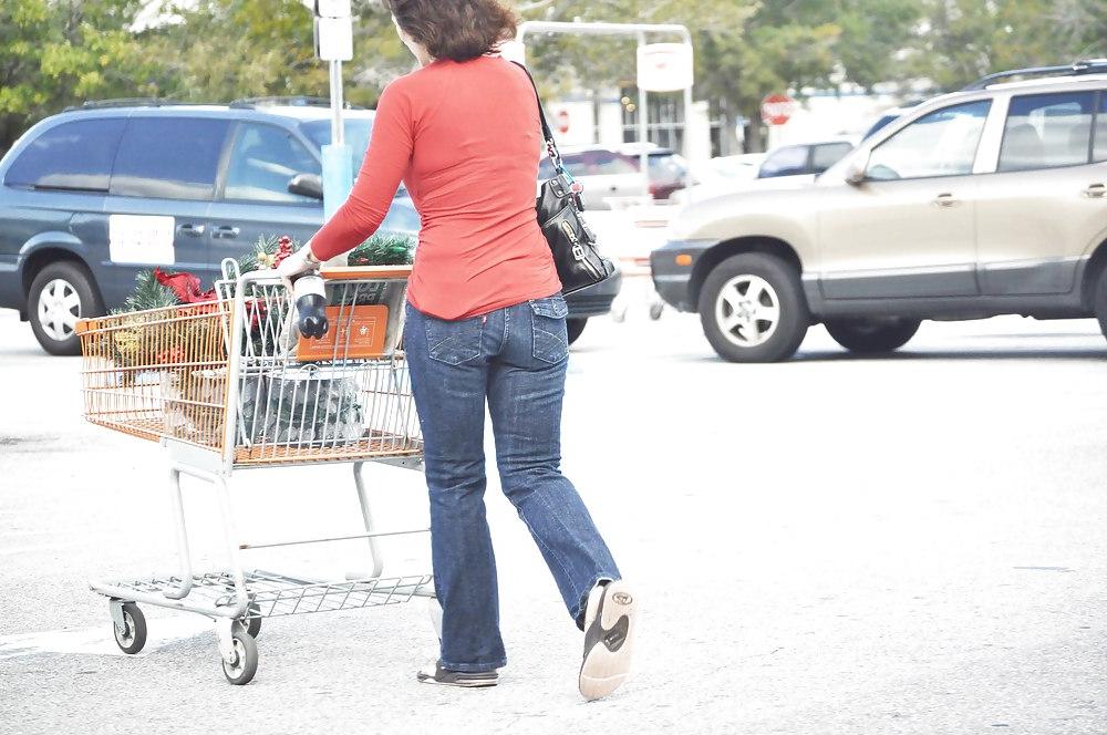 5P Brunette MILF Xmas shopping