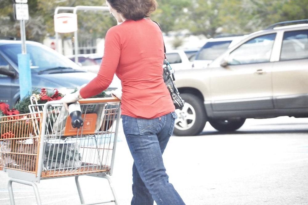 5P Brunette MILF Xmas shopping