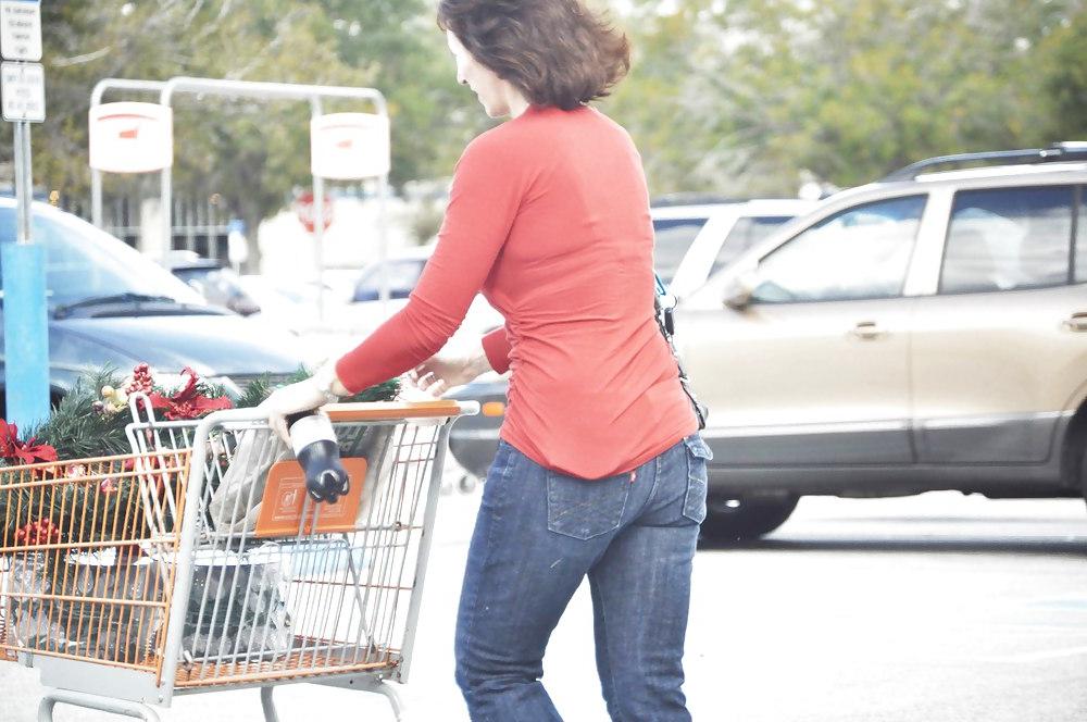 5P Brunette MILF Xmas shopping