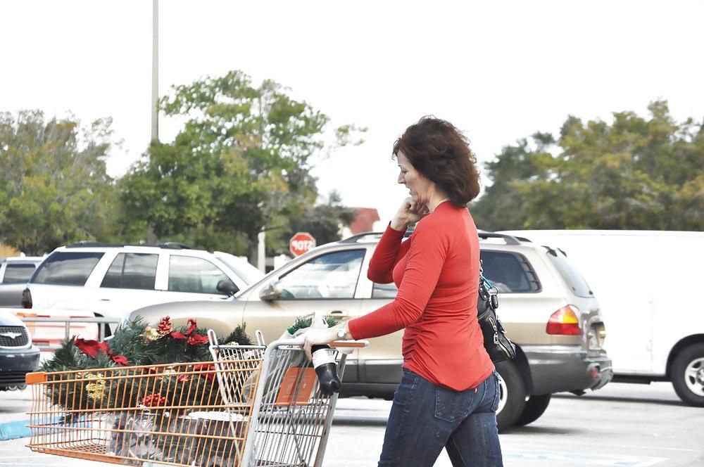 5P Brunette MILF Xmas shopping
