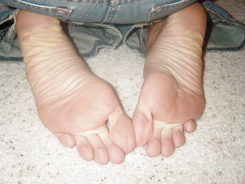 25P Mikayla, and her big & sexy Feet!