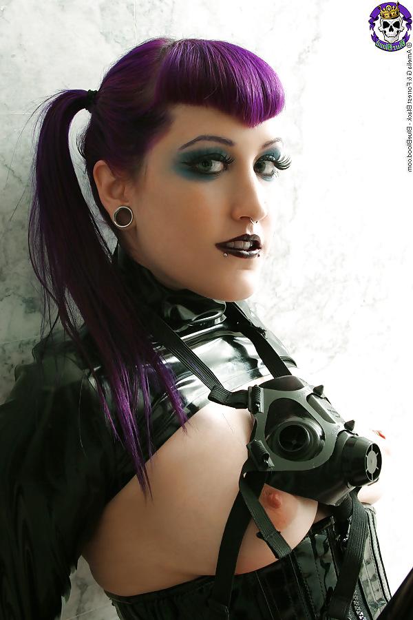 18P Goth Babe in Latex