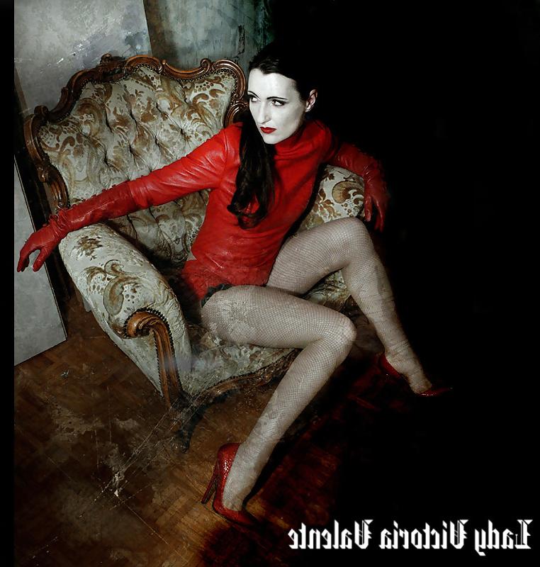 10P Lady Victoria Valente Legs and feet