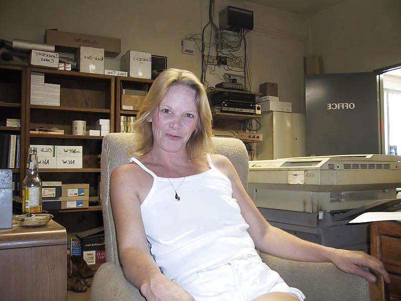 17P Granny gives Handjob in the office - N. C.