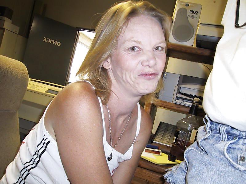 17P Granny gives Handjob in the office - N. C.