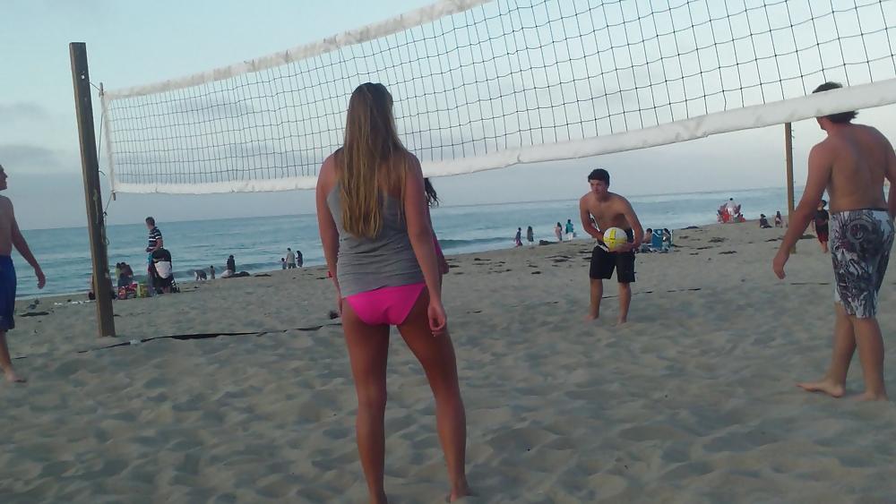 25P Butts & ass in bikinis at the beach part 3