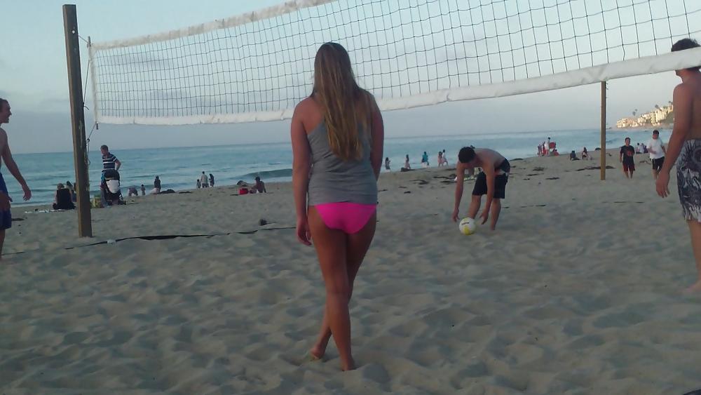 25P Butts & ass in bikinis at the beach part 3