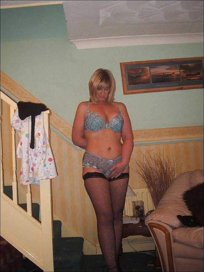 22P Hot Milf Posing Sexy At Home
