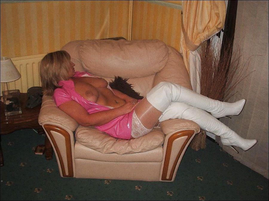 22P Hot Milf Posing Sexy At Home