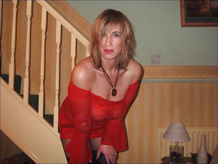 22P Hot Milf Posing Sexy At Home