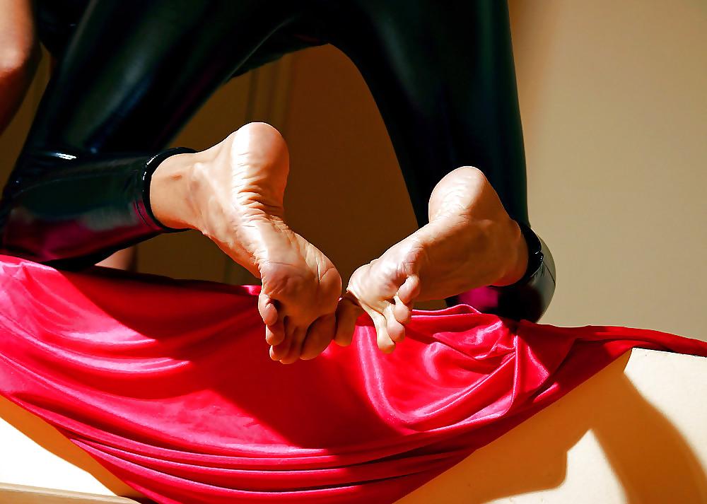 9P THE ILLUMINATI'S HIDEN FOOT FETISH ARCHIVES