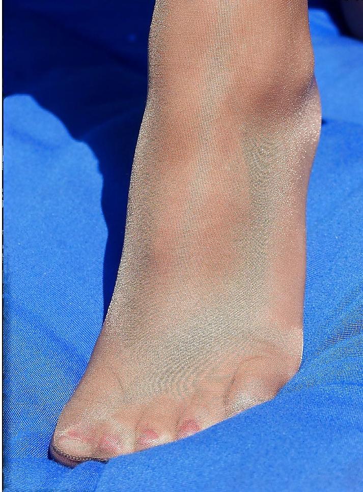 25P Nice Milf Nice Pantyhose 2