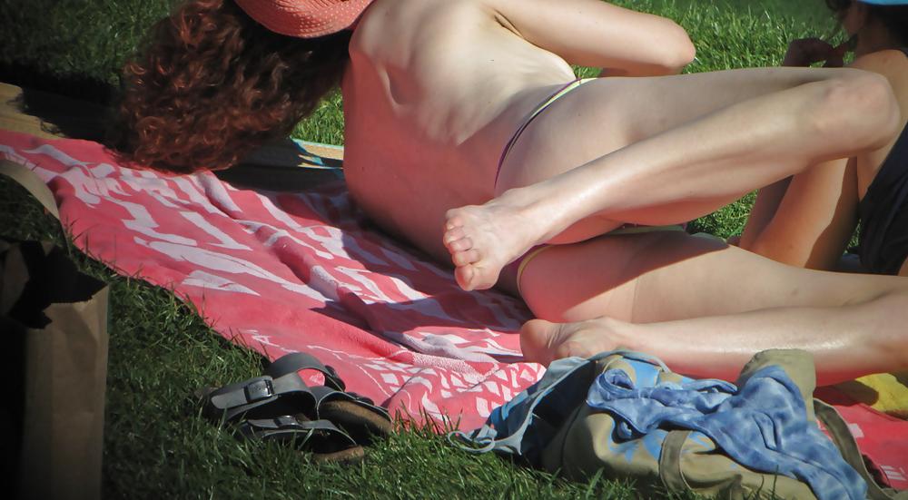 25P Dos putitas en el parque