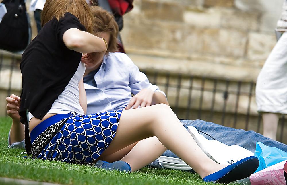 19P Espiando sus medias en el parque