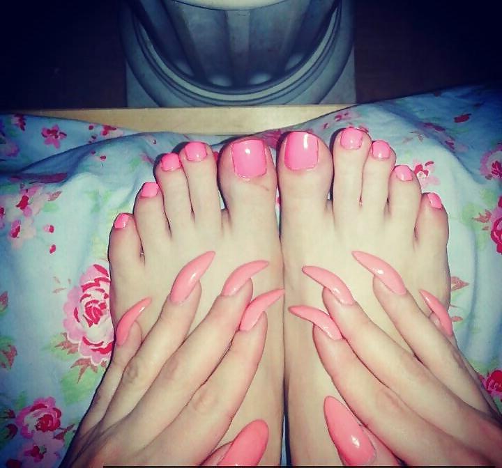25P Zoccole con unghie lunghe. Long Nails