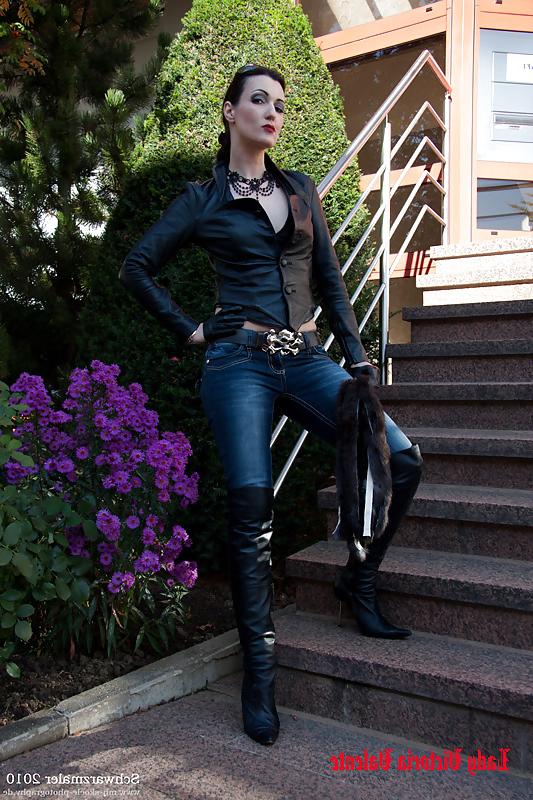 21P Lady Victoria Valente Leather Mistress