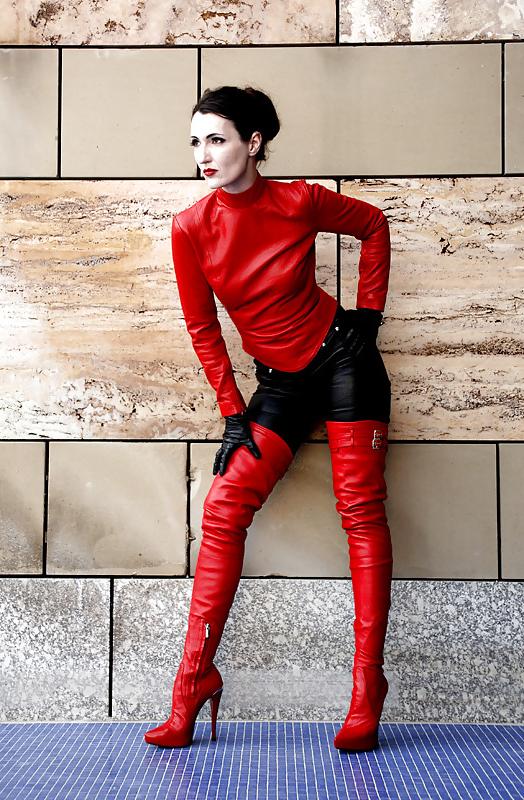 21P Lady Victoria Valente Leather Mistress