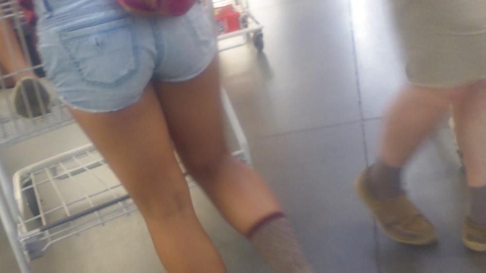 25P Girls ass & butts at the market in shorts