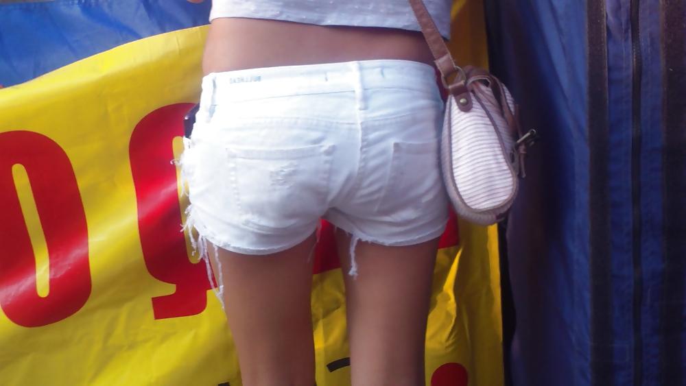 25P Girls ass & butts at the market in shorts