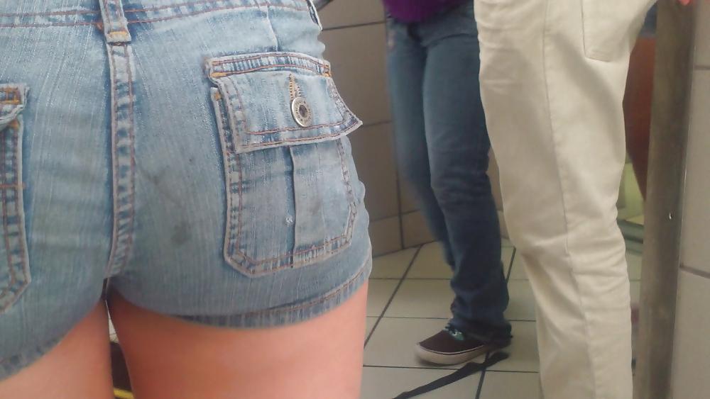 25P Girls ass & butts at the market in shorts