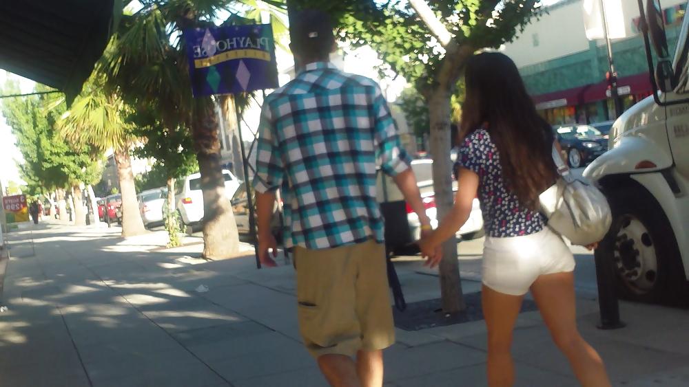 25P Girls ass & butts at the market in shorts