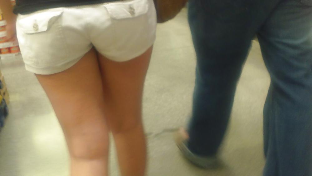 25P Girls ass & butts at the market in shorts