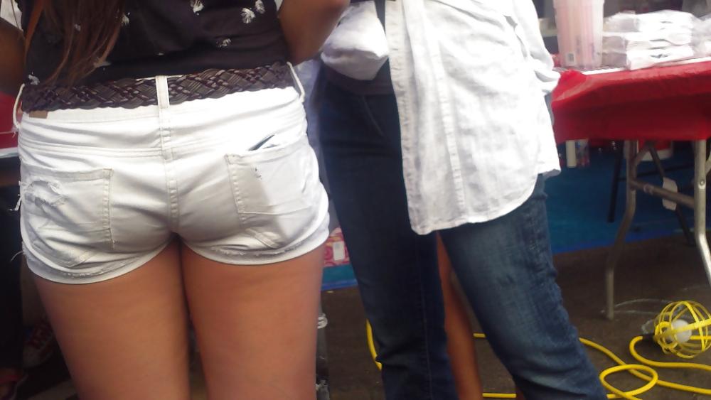 25P Girls ass & butts at the market in shorts