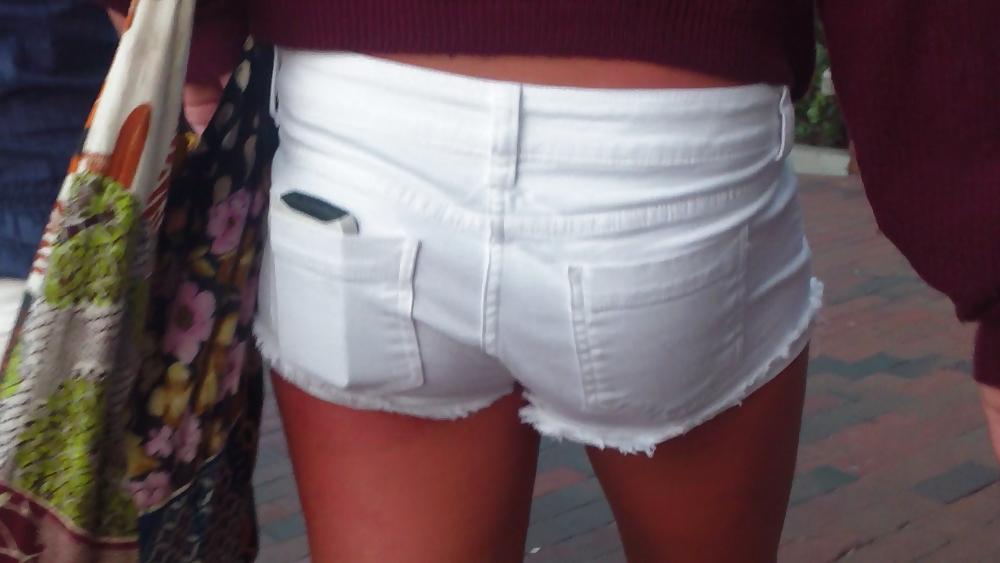 25P Girls ass & butts at the market in shorts