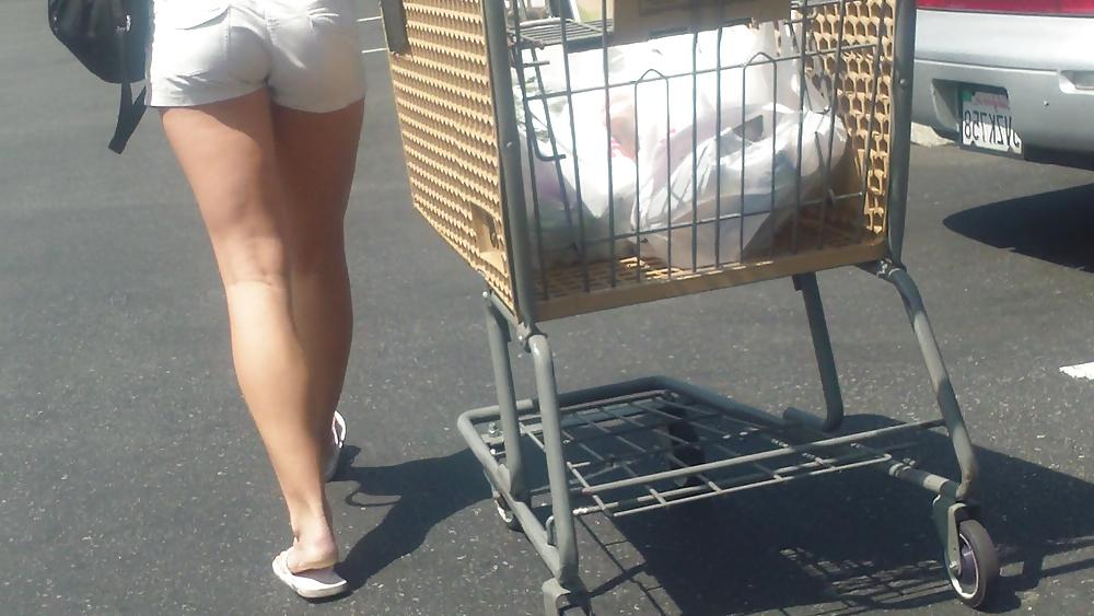 25P Girls ass & butts at the market in shorts