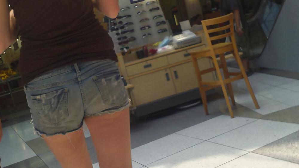 25P Girls ass & butts at the market in shorts