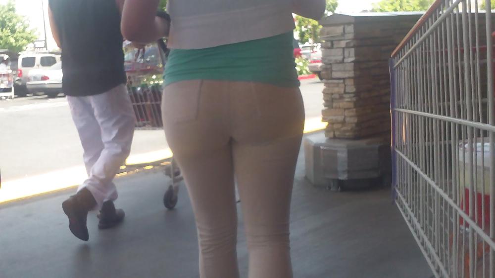 25P Girls ass & butts at the market in shorts