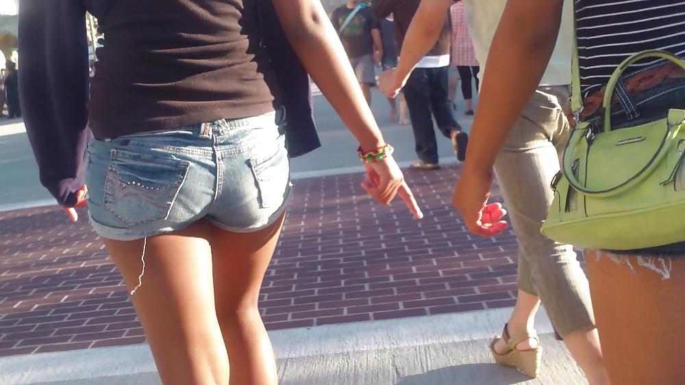 25P Girls ass & butts at the market in shorts