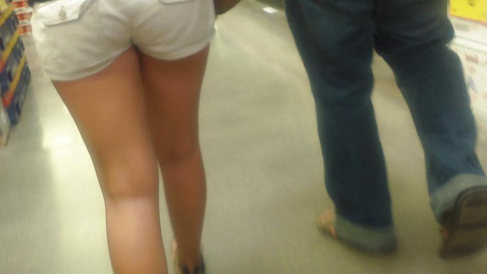 25P Girls ass & butts at the market in shorts